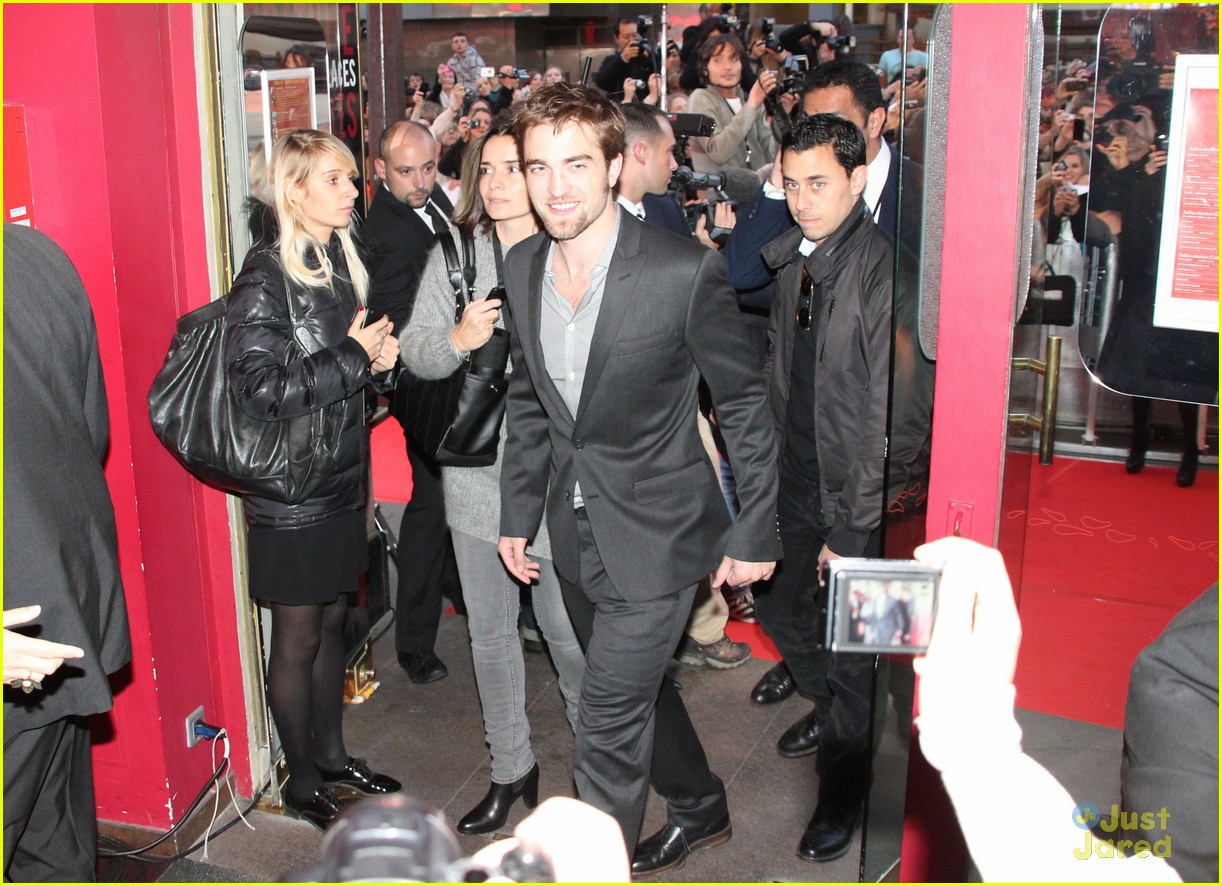 Robert Pattinson: Beard Be Gone!