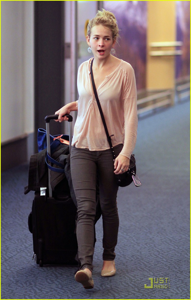 Britt Robertson: Early Airport Arrival