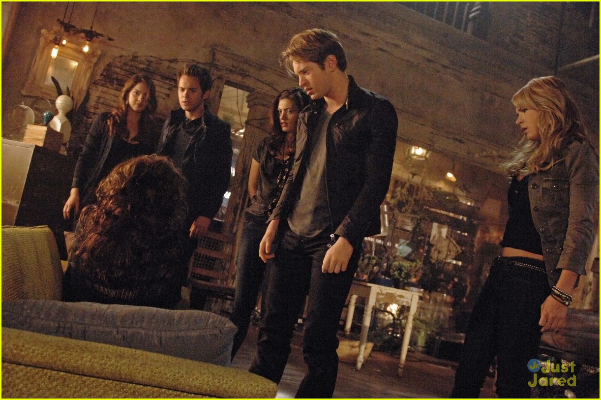 Shelley Hennig & Thomas Dekker: 'Secret' Date Night