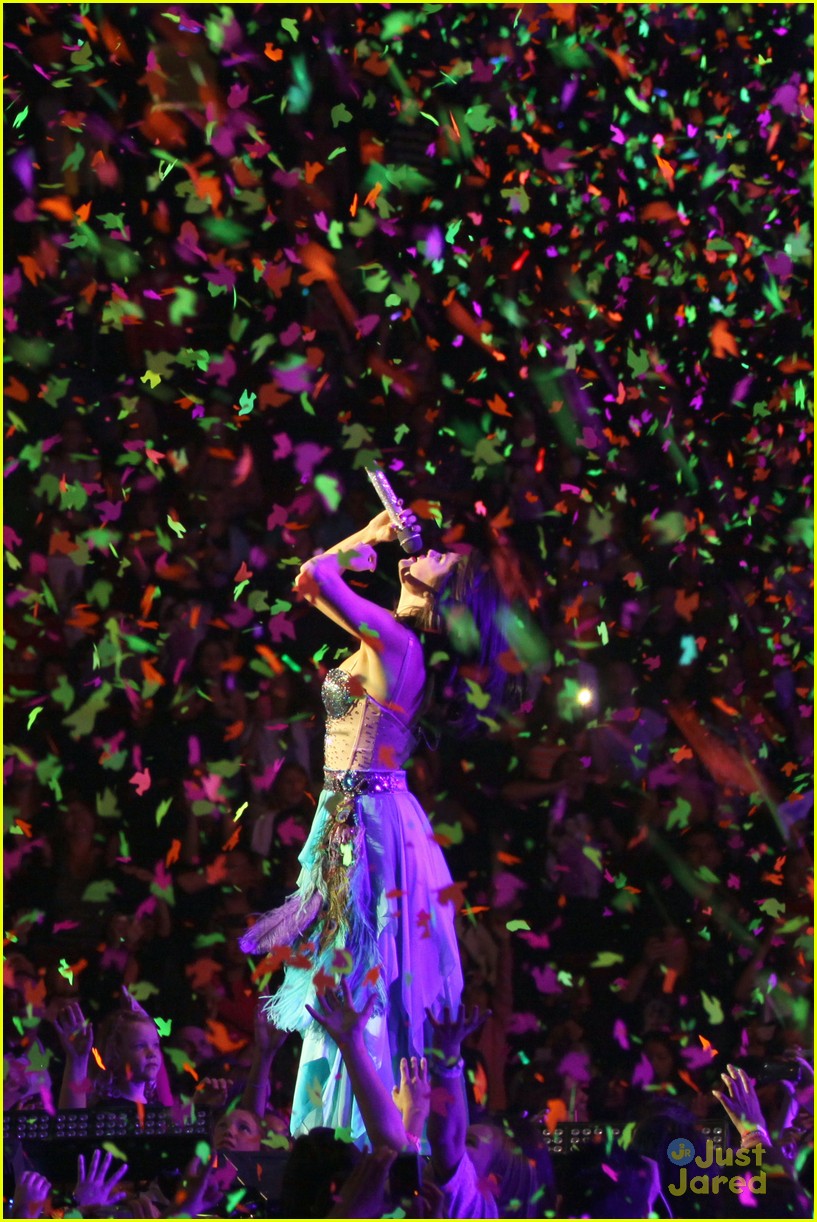 Selena Gomez: Feathers, Fun and Fans!