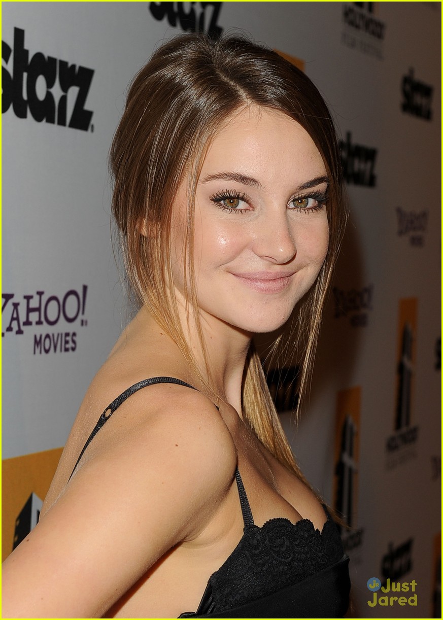 Shailene Woodley Wins Hollywood Spotlight Award!