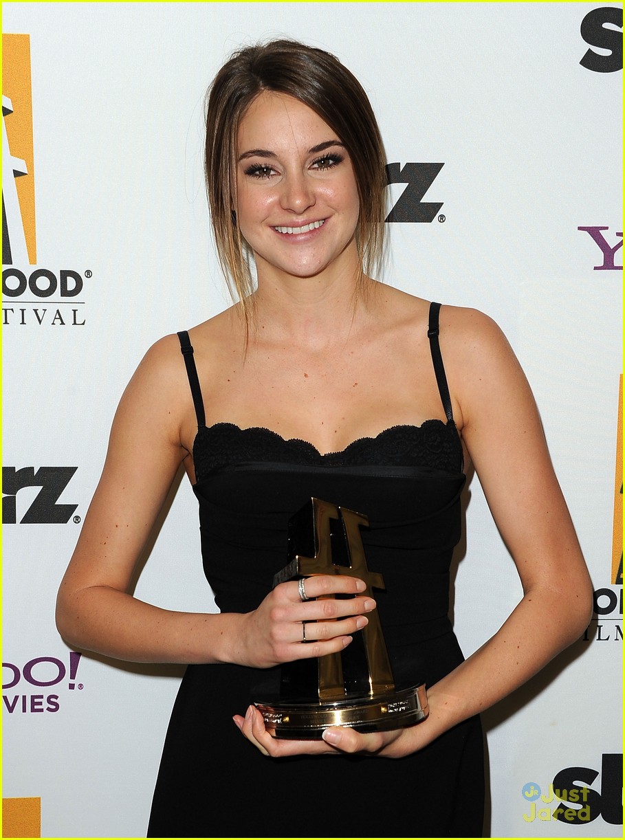 Shailene Woodley Wins Hollywood Spotlight Award!