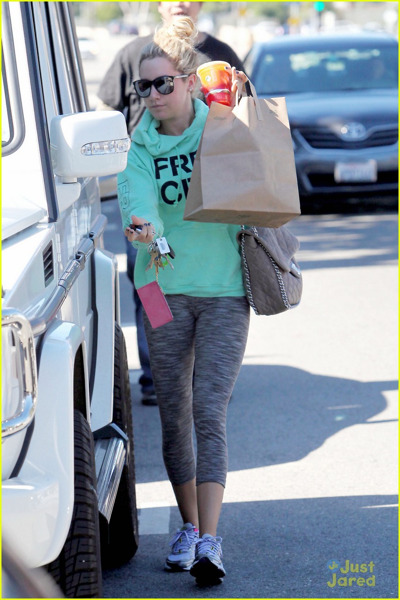Ashley Tisdale: Studio Cafe Take Out