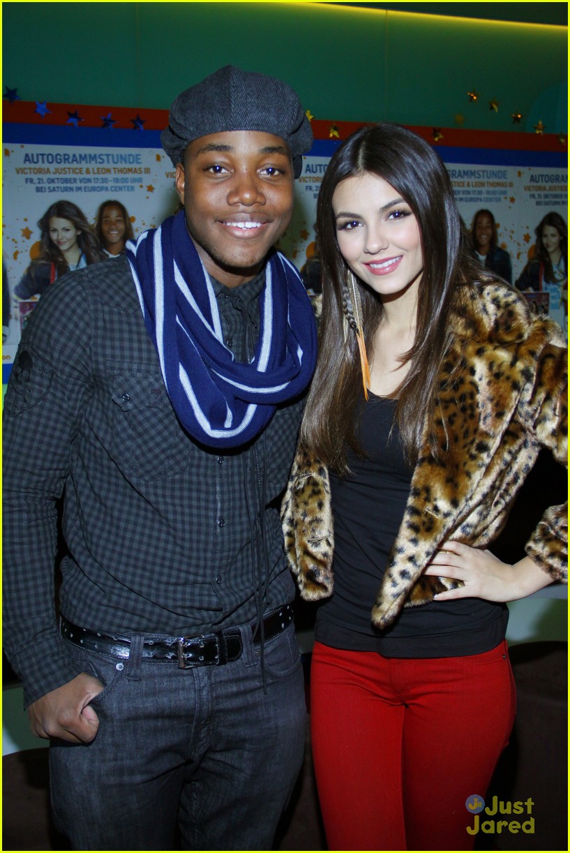 Victoria Justice & Leon Thomas: Germany Meet & Greet!