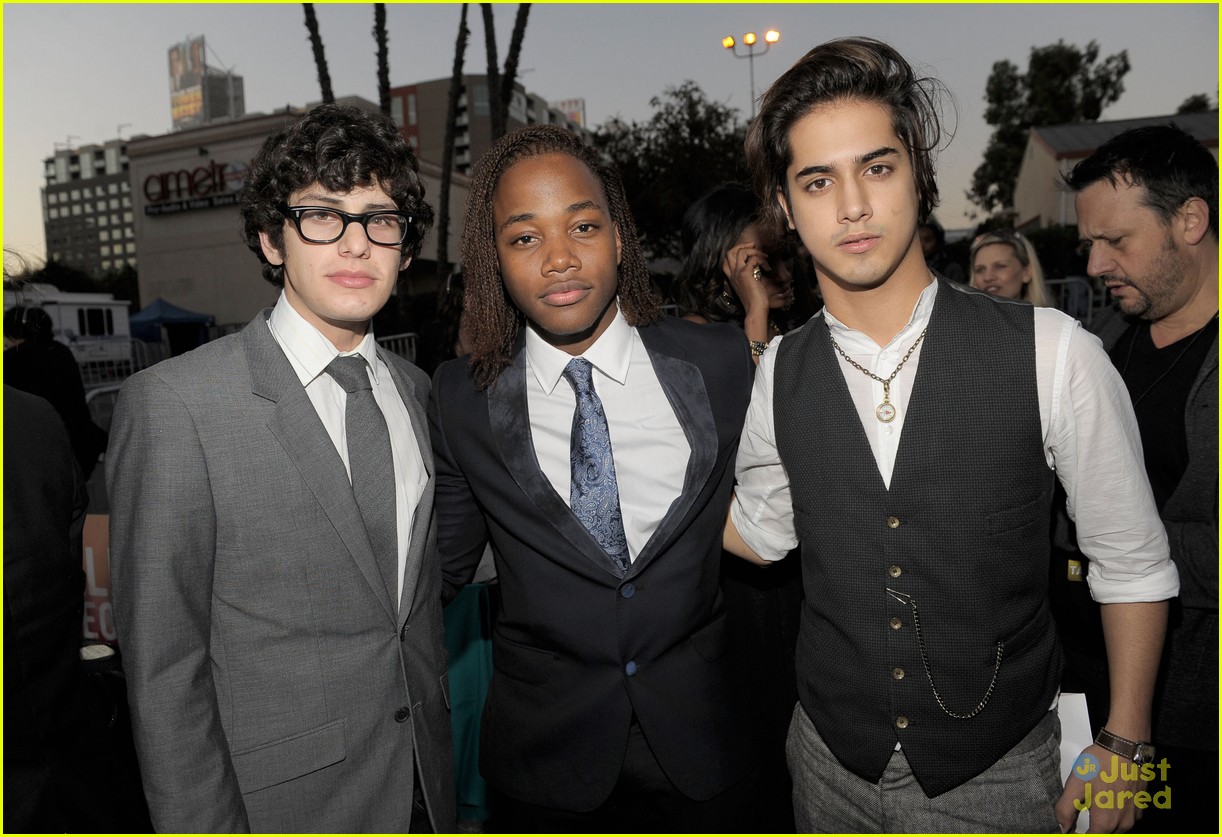 Leon Thomas & Ariana Grande: Halo Awards Get 'Victorious'