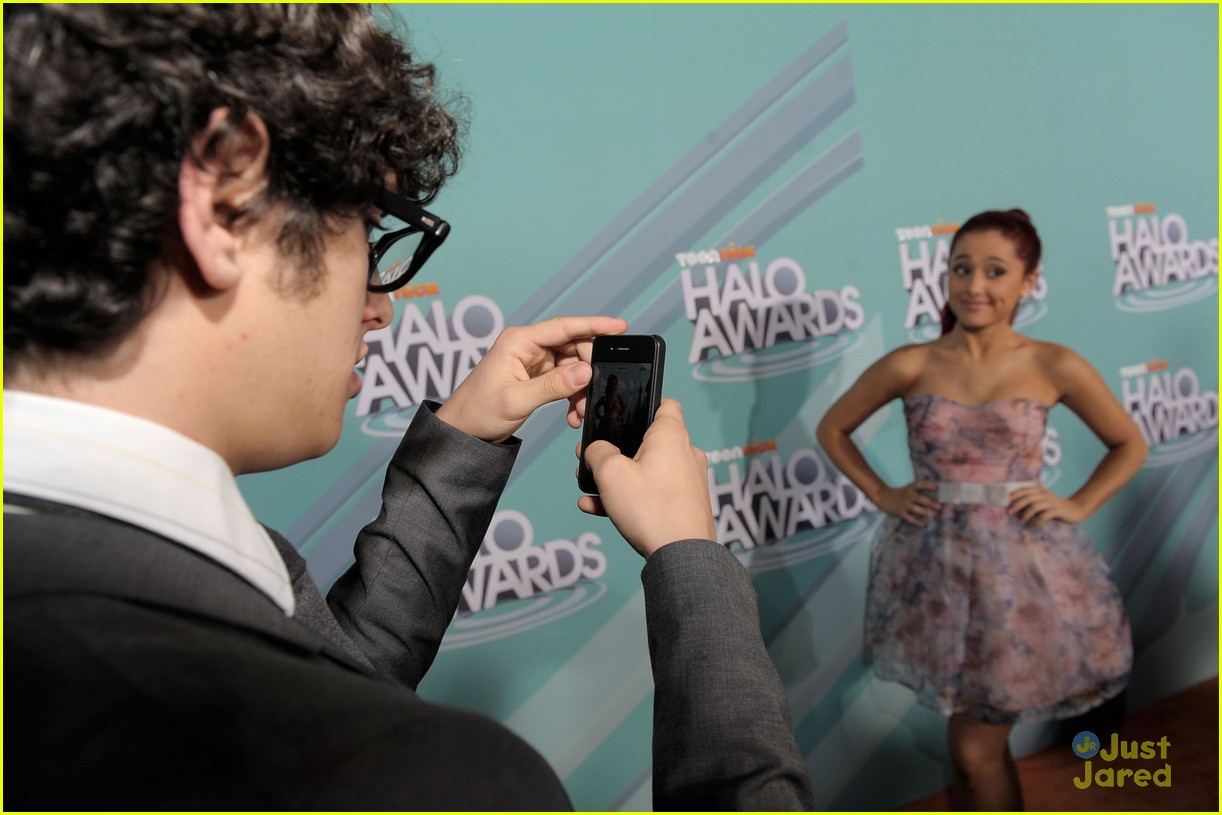 Leon Thomas & Ariana Grande: Halo Awards Get 'Victorious'