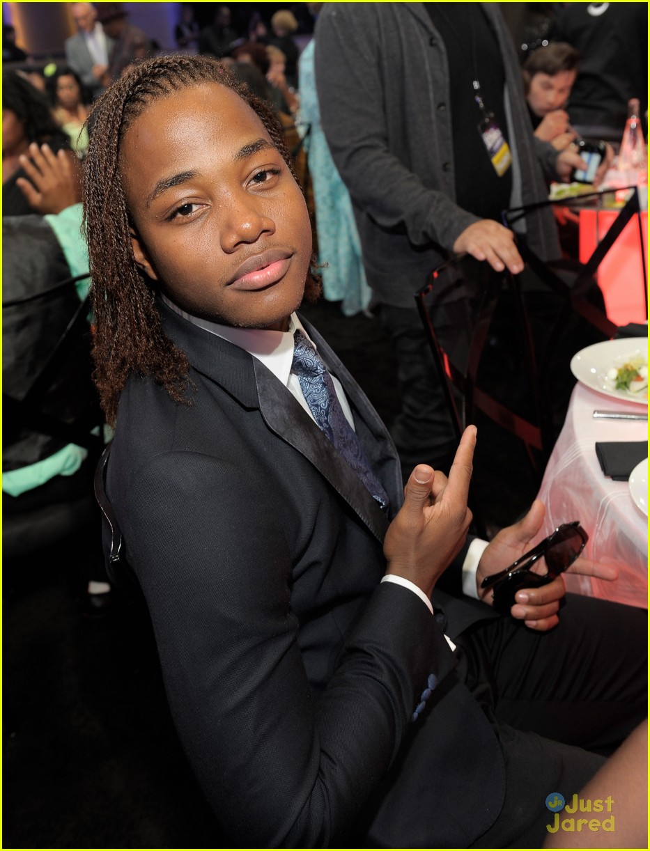 Leon Thomas & Ariana Grande: Halo Awards Get 'Victorious'