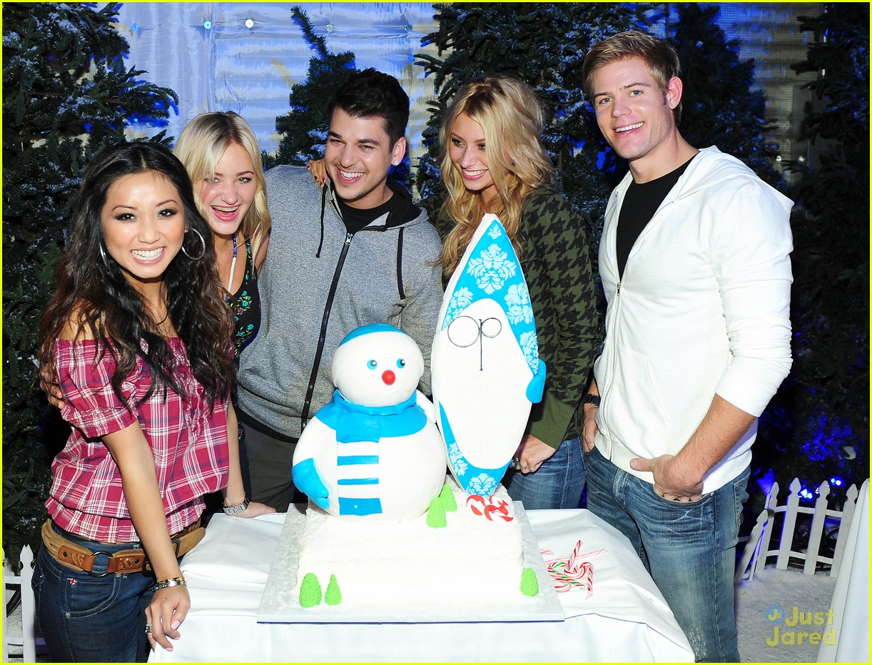 Brenda Song & Aly Michalka: Op Winter Wonderland!