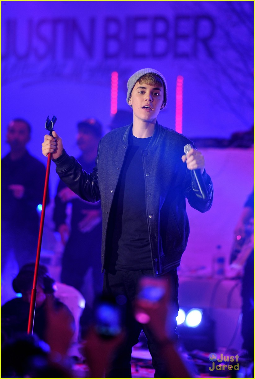 Justin Bieber: AniMagic 'Santa Claus' Music Video!