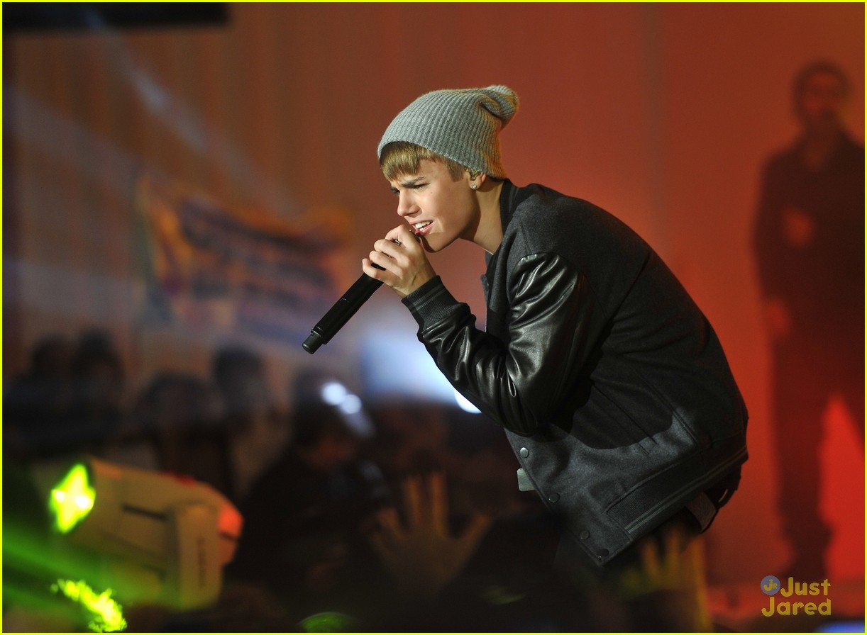 Justin Bieber: AniMagic 'Santa Claus' Music Video!