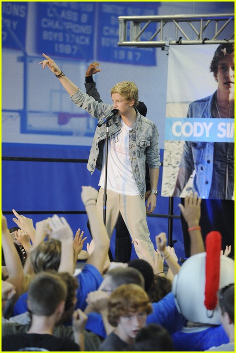 Cody Simpson on 'Extreme Makeover: Home Edition' -- First Look!