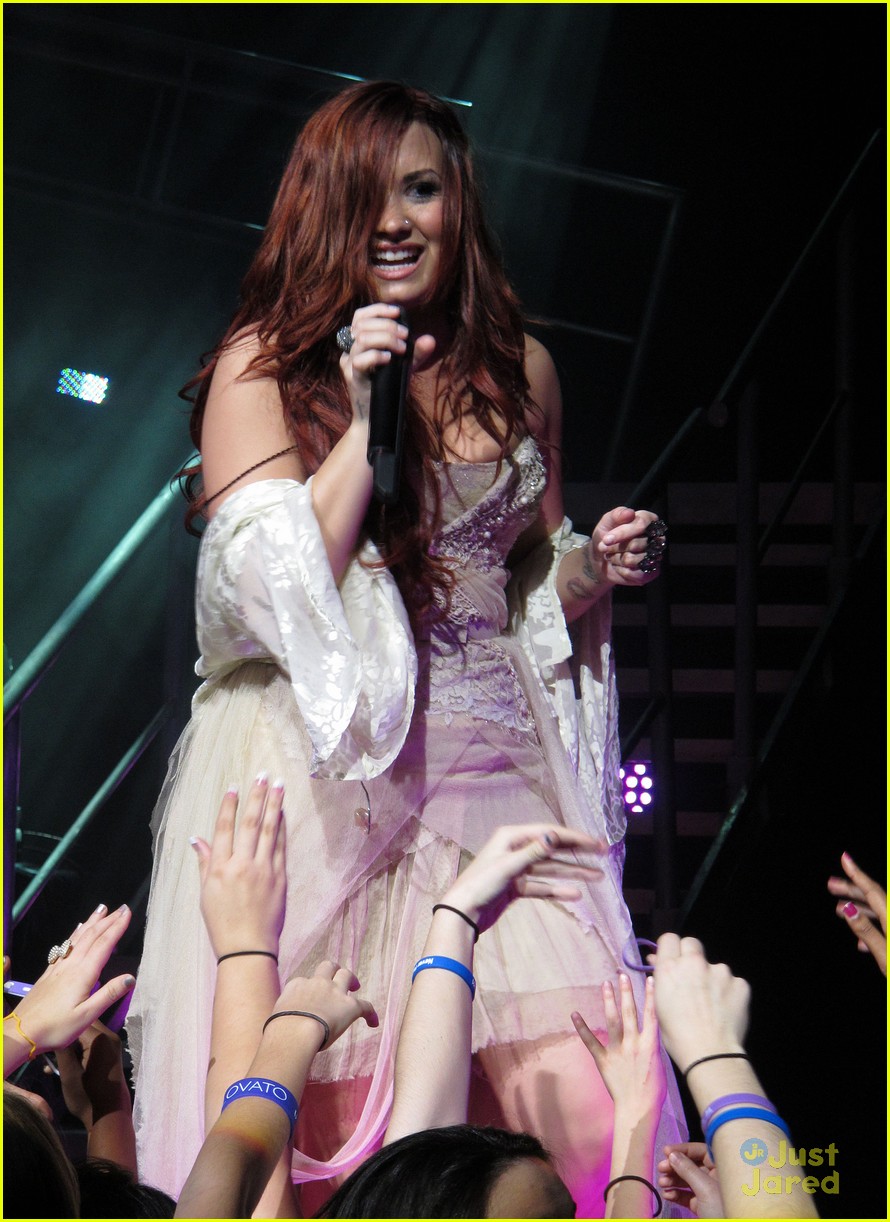 Demi Lovato Has Got 'Moves Like Jagger' in Dallas!