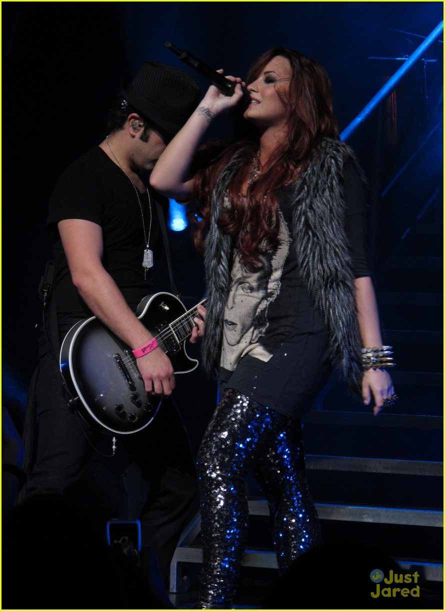 Demi Lovato Has Got 'Moves Like Jagger' in Dallas!