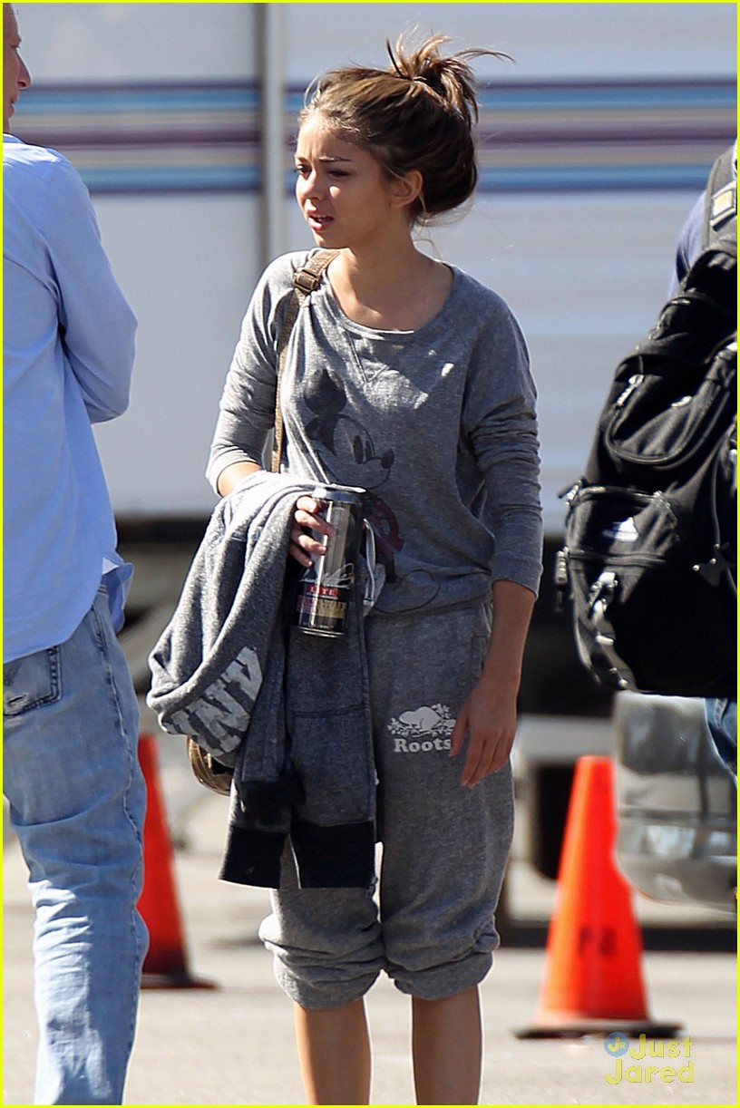 Sarah Hyland Wears Mickey to 'Modern Family' Set