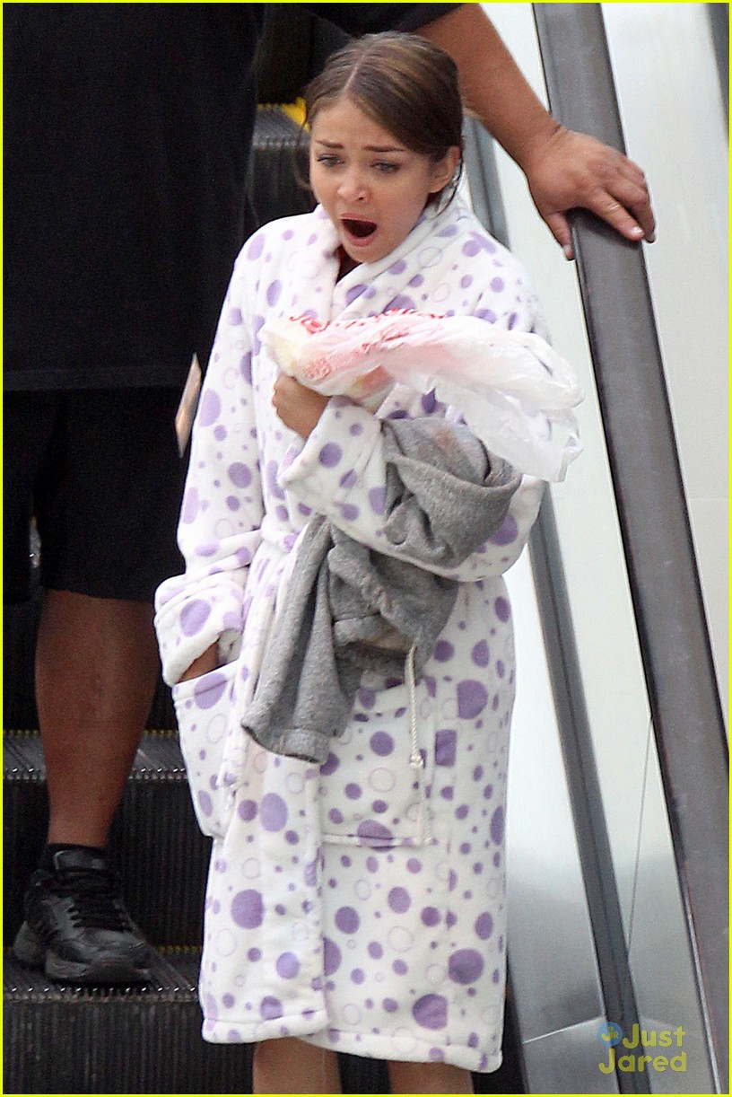 Sarah Hyland: Sleepy on Set