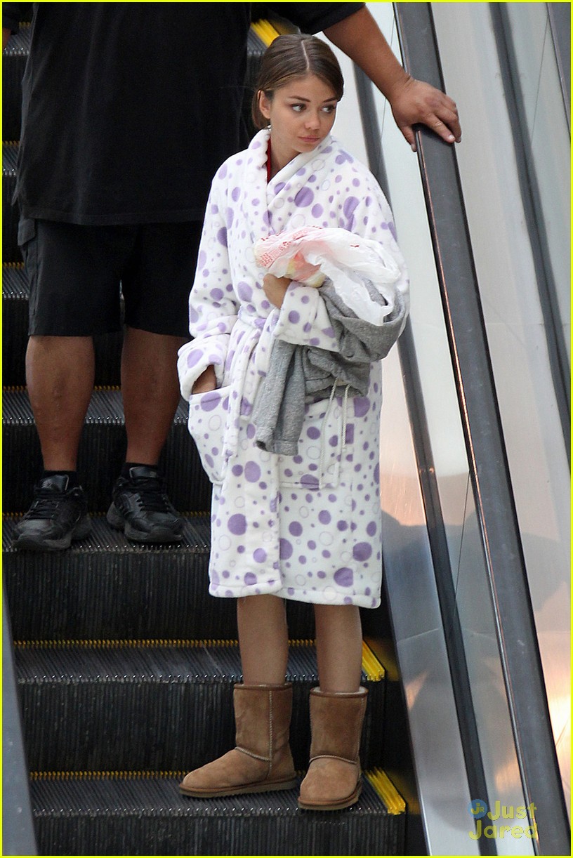 Sarah Hyland: Sleepy on Set