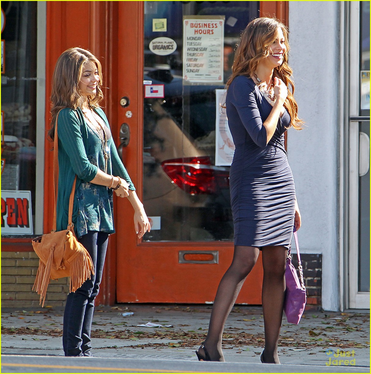 Sarah Hyland Films 'Modern Family' with Sofia Vergara