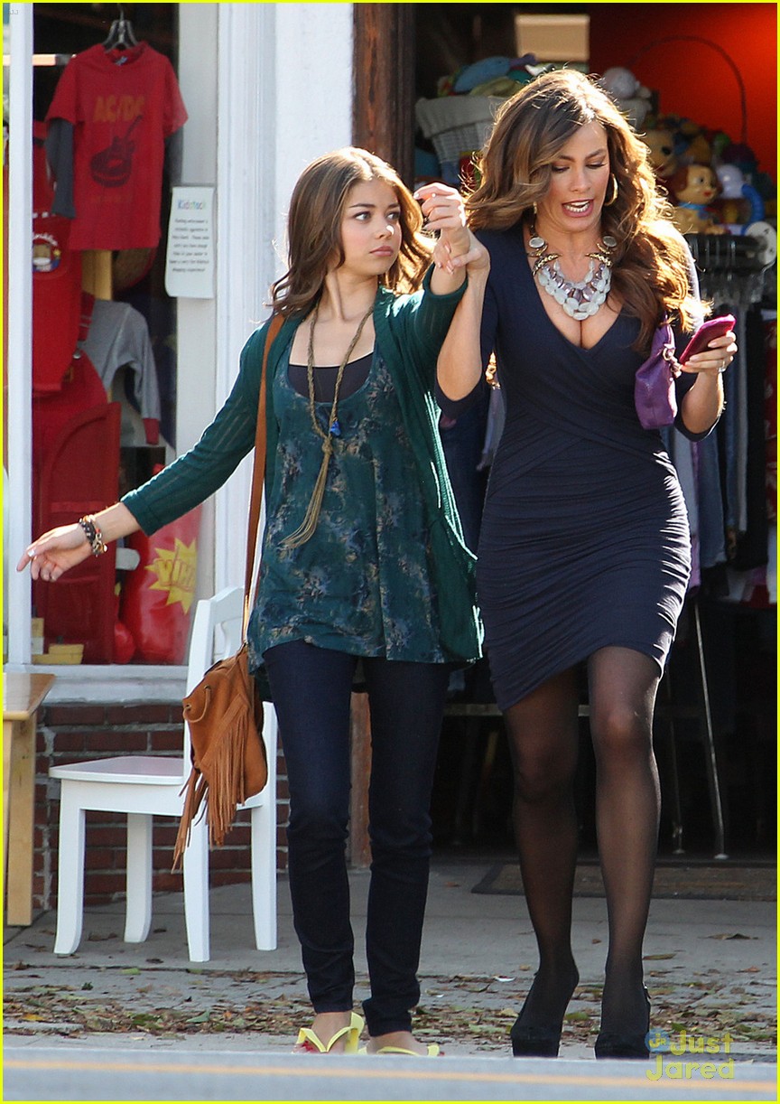 Sarah Hyland Films 'Modern Family' with Sofia Vergara