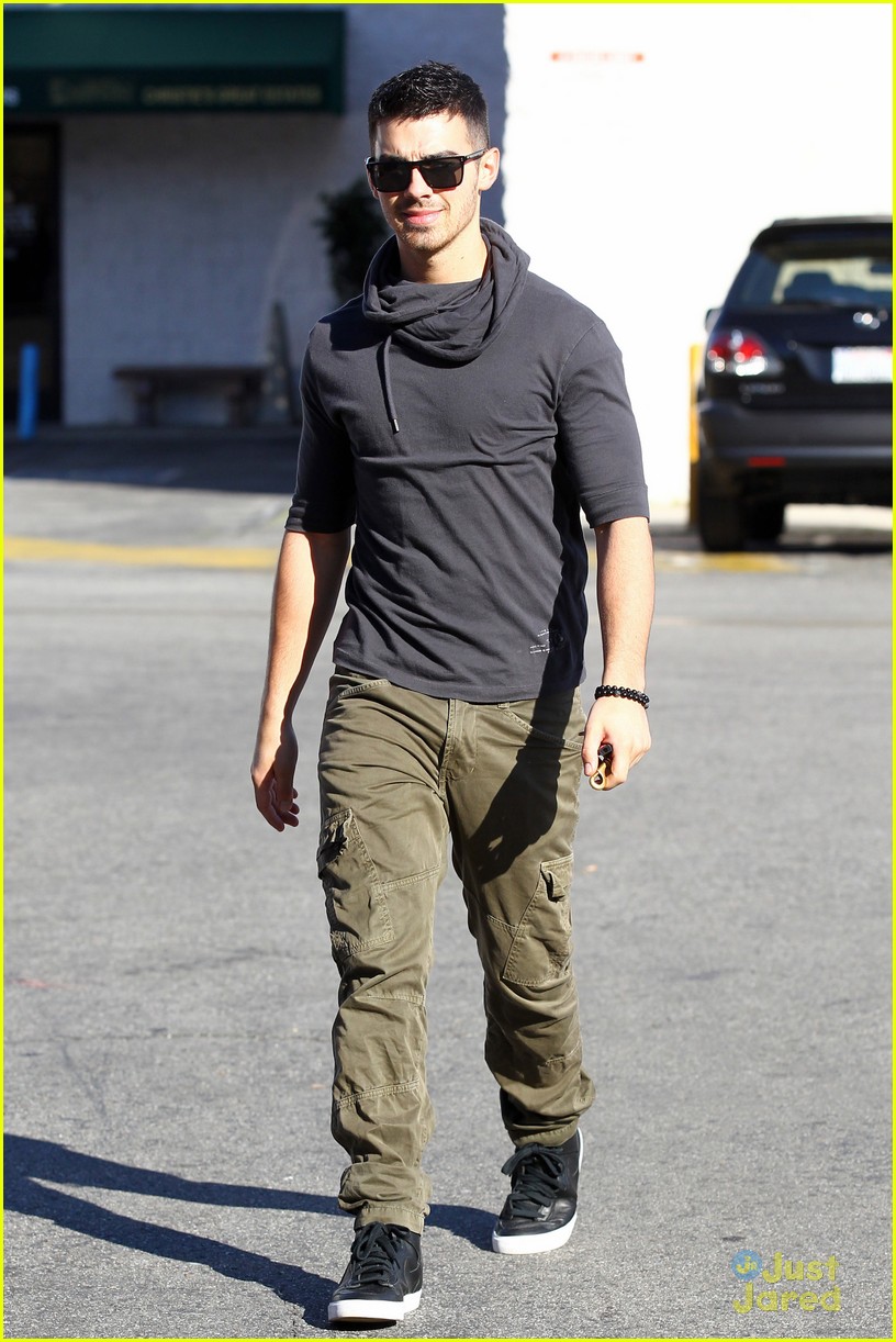 Joe Jonas: Coffee Run!