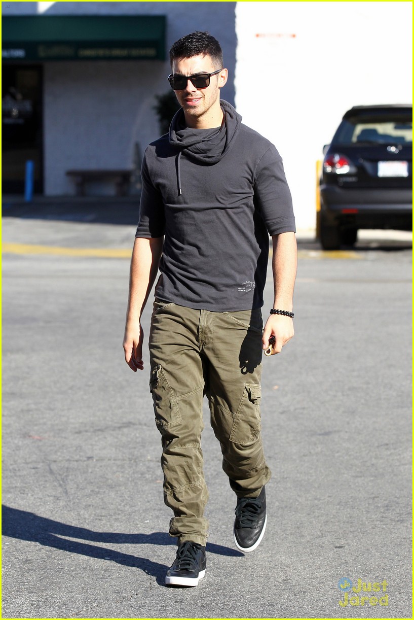 Joe Jonas: Coffee Run!