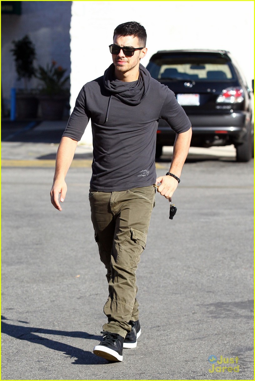 Joe Jonas: Coffee Run!