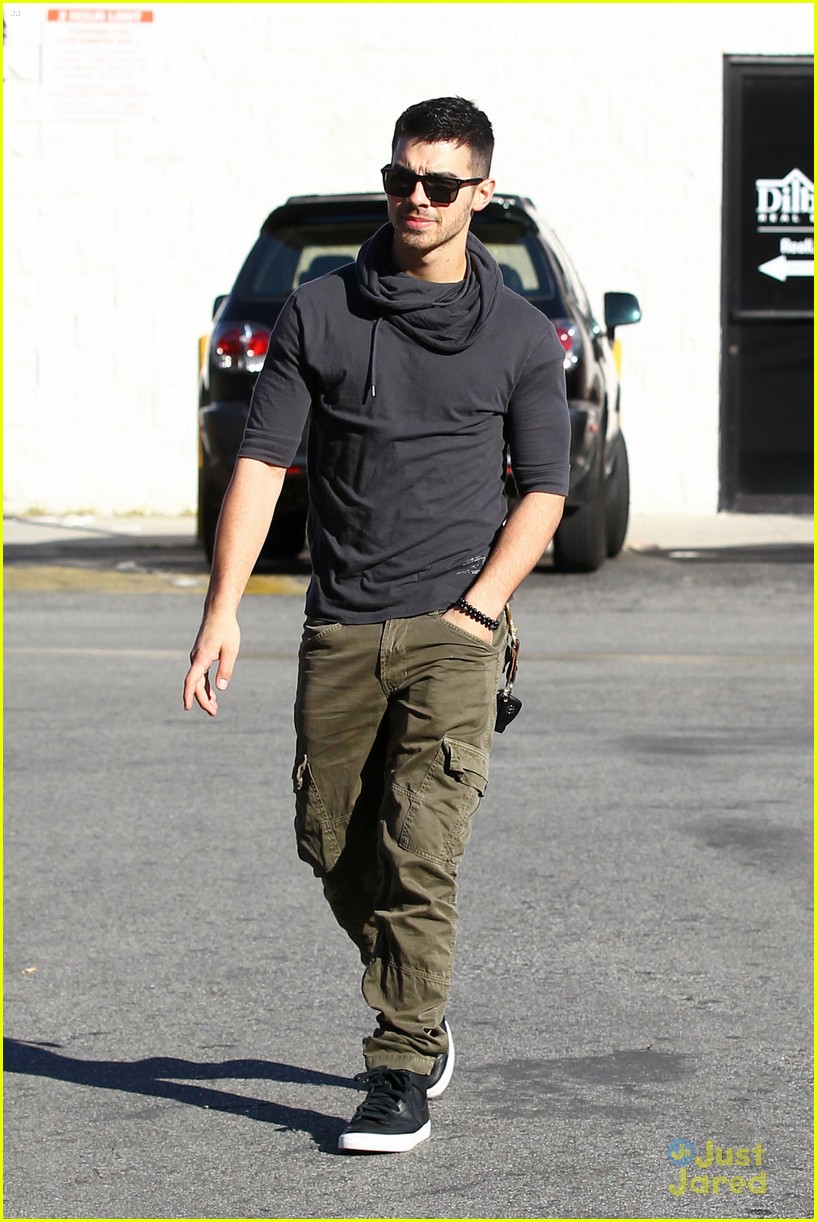 Joe Jonas: Coffee Run!
