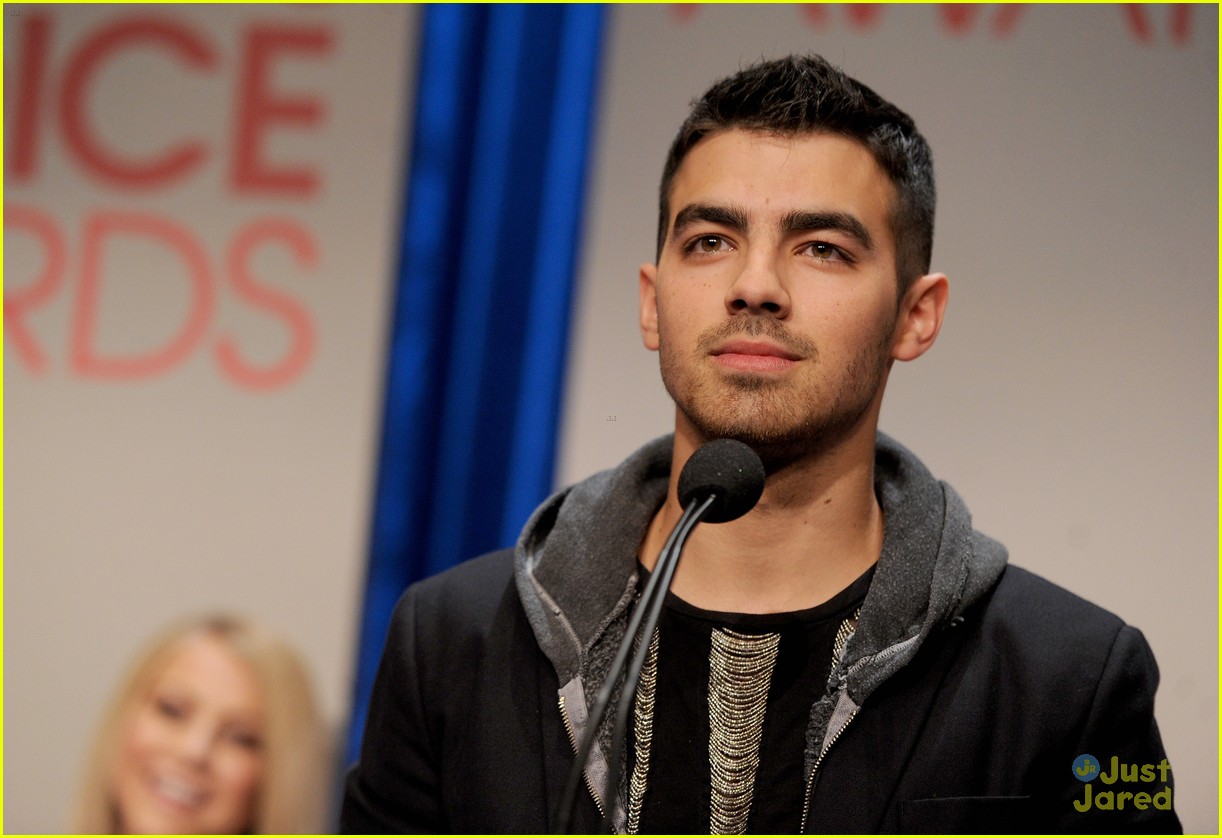Joe Jonas & Julianne Hough Announce People's Choice Awards 2012!