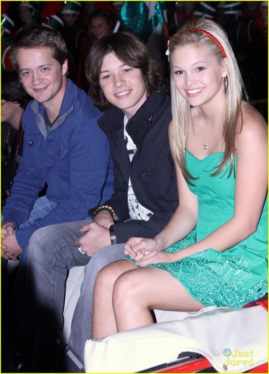 Jason Earles, Olivia Holt & Leo Howard: Hollywood Christmas Parade