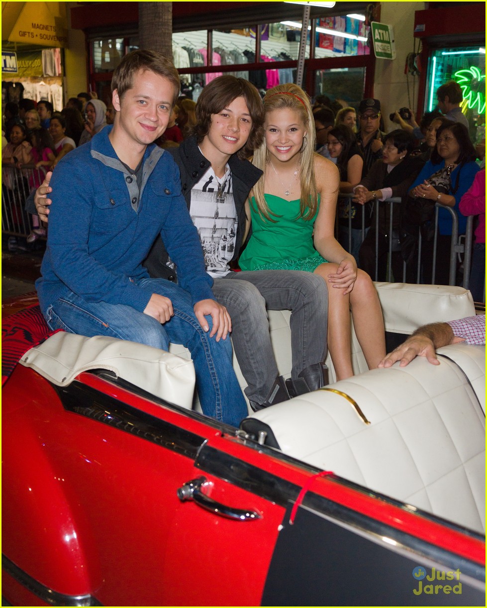 Jason Earles, Olivia Holt & Leo Howard: Hollywood Christmas Parade