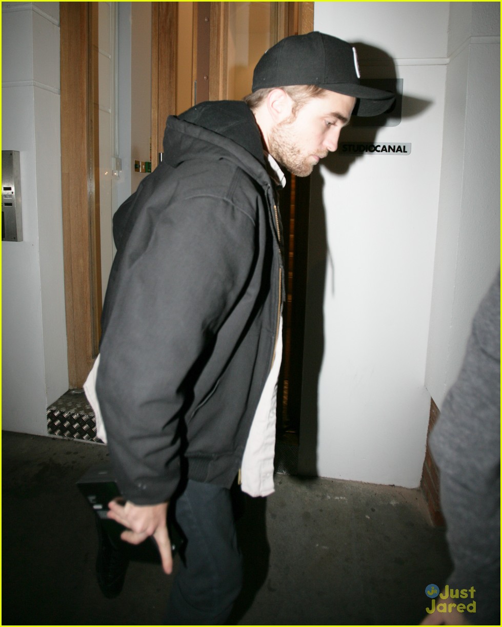 Robert Pattinson Tops 'Heat' Magazine's Rich List!