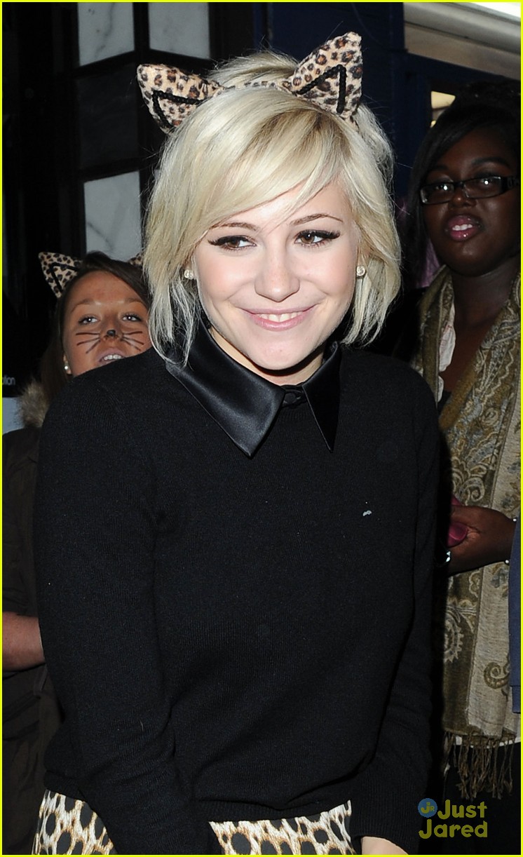 Pixie Lott Gave Someone A Tattoo!