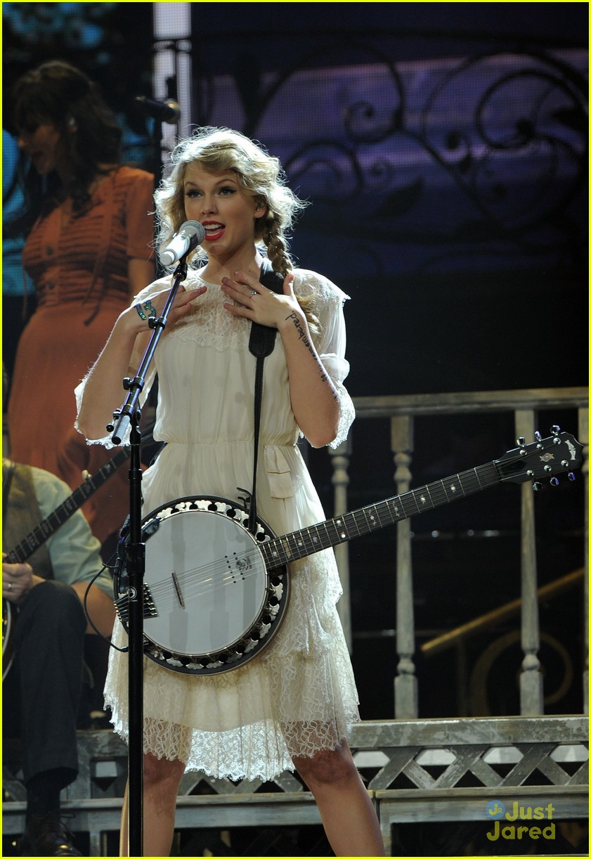 Taylor Swift: Duet with Selena Gomez & James Taylor!