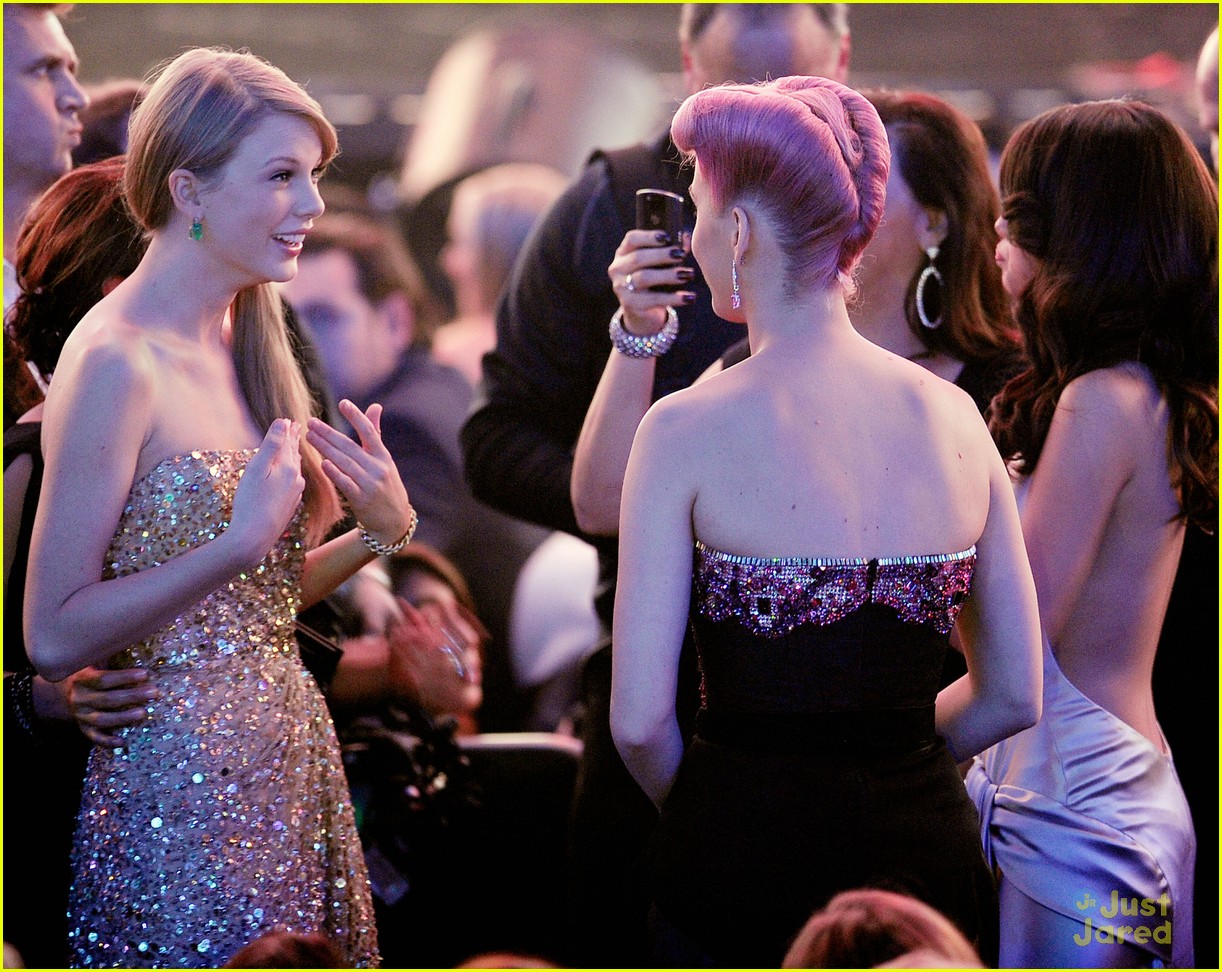 Taylor Swift: AMAs Artist of the Year 2011!