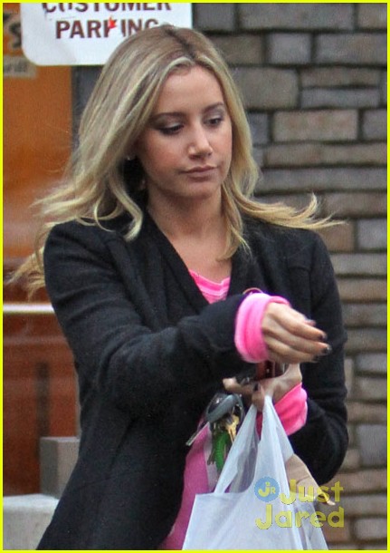 Ashley Tisdale: Shakey's Snack Pick Up