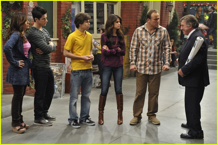 Selena Gomez & Jennifer Stone: Rock Around The Clock!