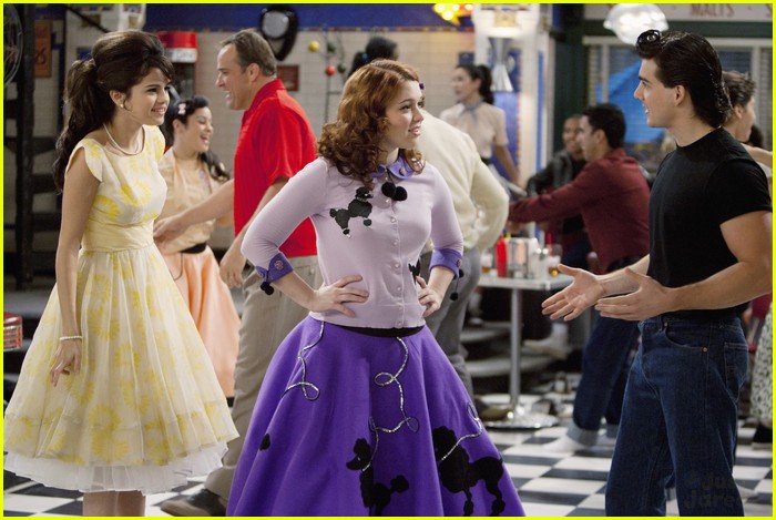 Selena Gomez & Jennifer Stone: Rock Around The Clock!