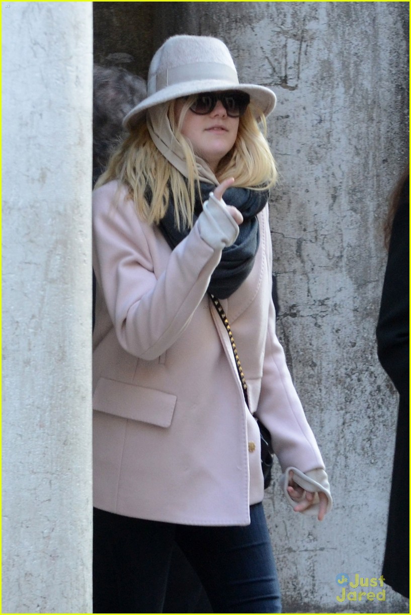 Dakota Fanning: Shopping in Venice!