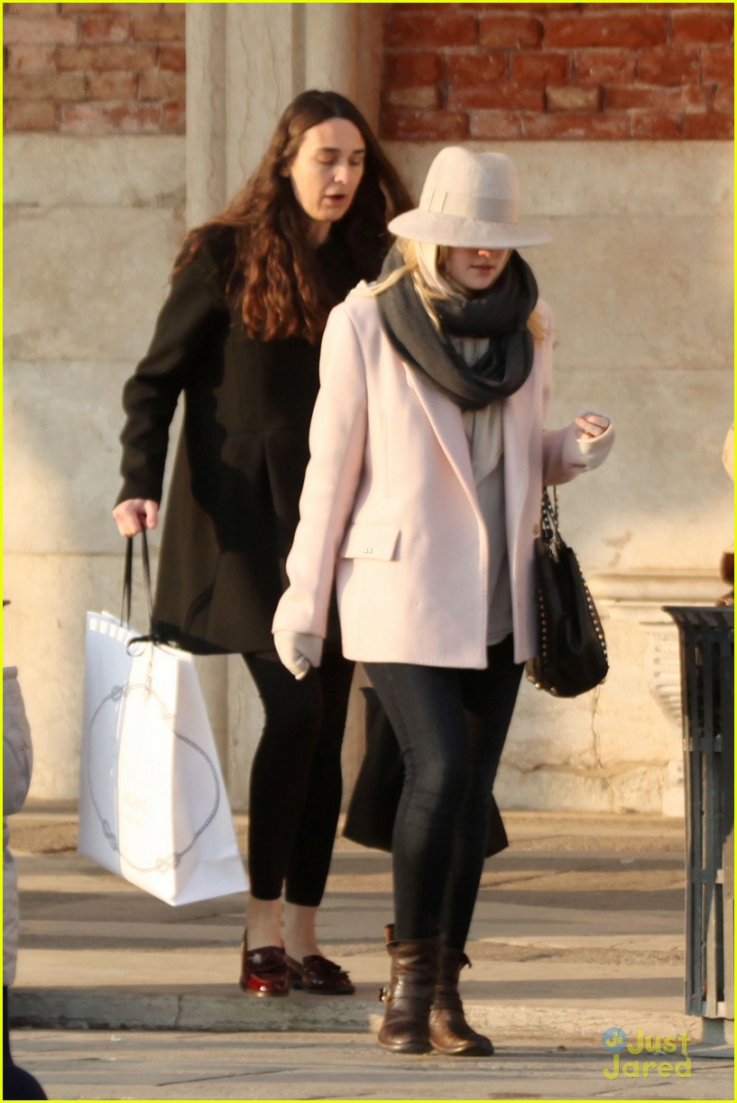 Dakota Fanning: Shopping in Venice!