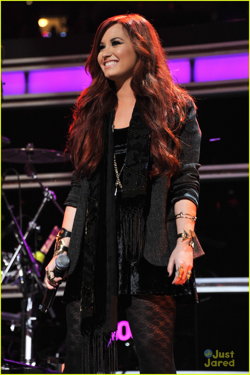 Demi Lovato Duets with Kelly Clarkson!