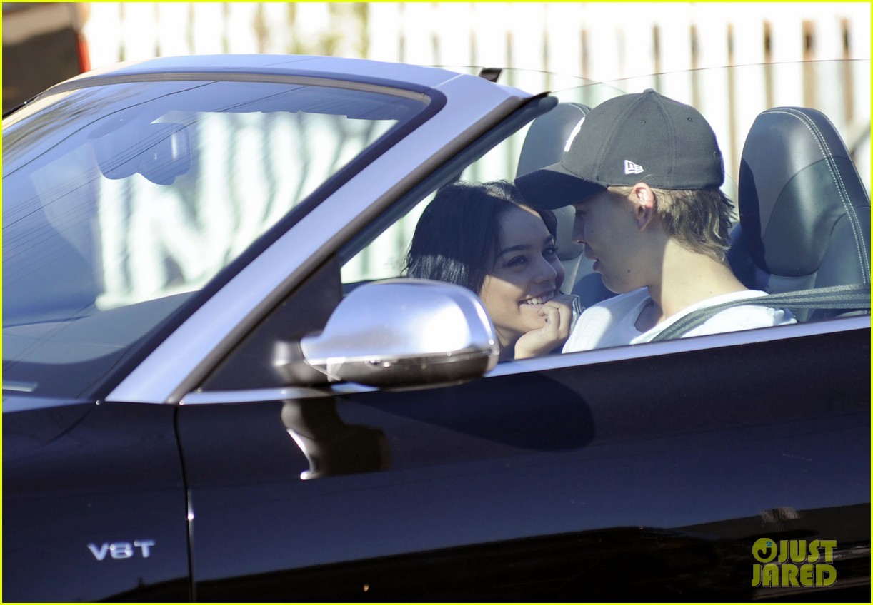 Vanessa Hudgens & Austin Butler: Disneyland Day!