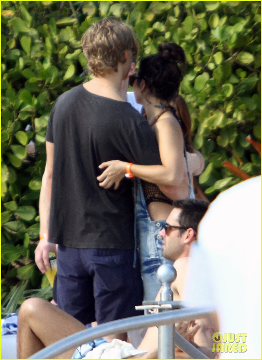 Vanessa Hudgens & Austin Butler: Miami Hug!