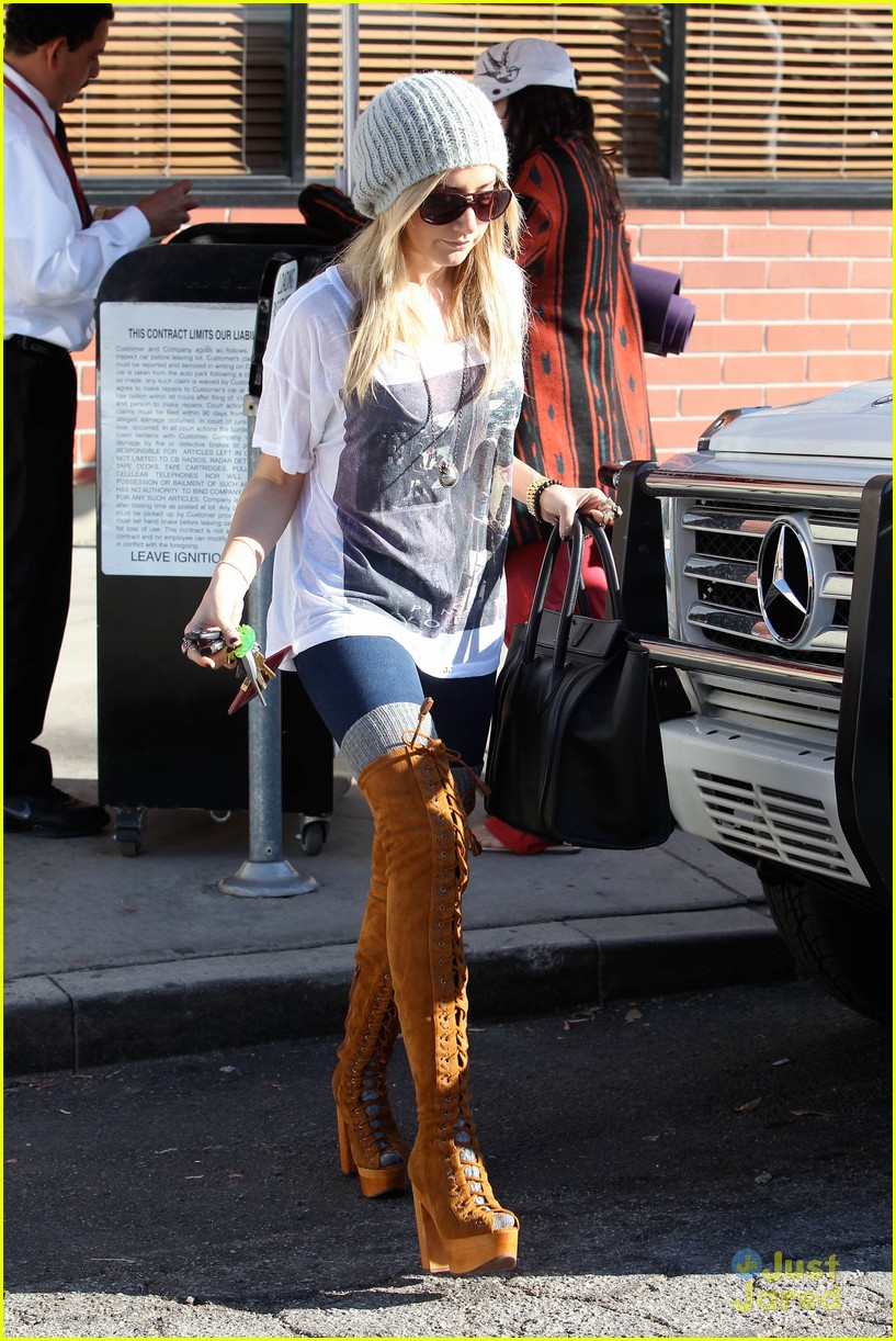 Vanessa Hudgens & Ashley Tisdale: Breakfast Besties