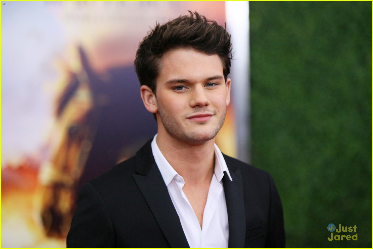 Jeremy Irvine Gets Sirius About 'War Horse'