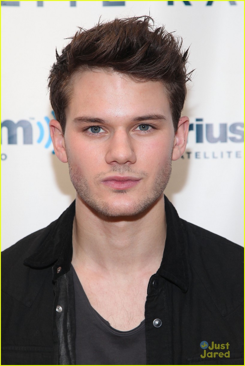 Jeremy Irvine Gets Sirius About 'War Horse'