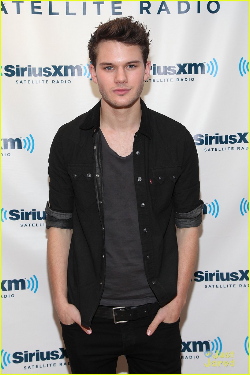 Jeremy Irvine Gets Sirius About 'War Horse'