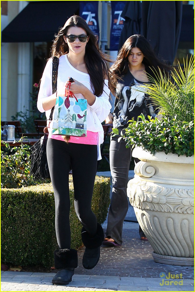 Kendall & Kylie Jenner: Last Minute Christmas Shopping