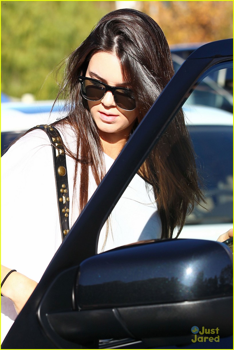 Kendall & Kylie Jenner: Last Minute Christmas Shopping