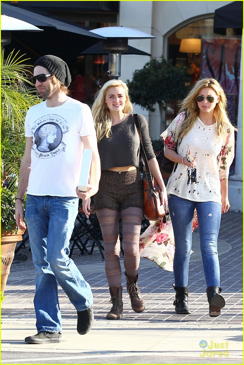Aly & AJ Michalka: Le Pain Lunchers