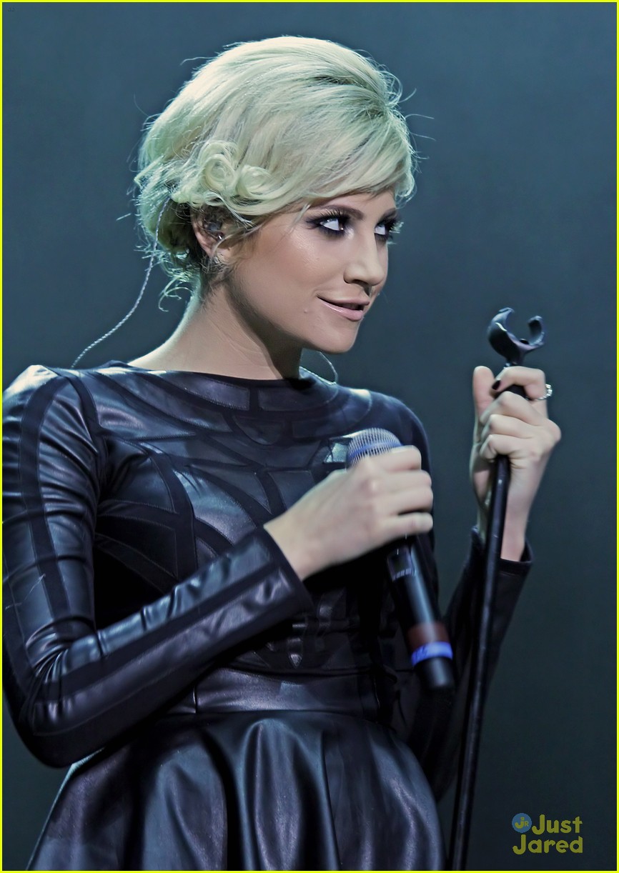 Pixie Lott: Jingle Ball Beauty