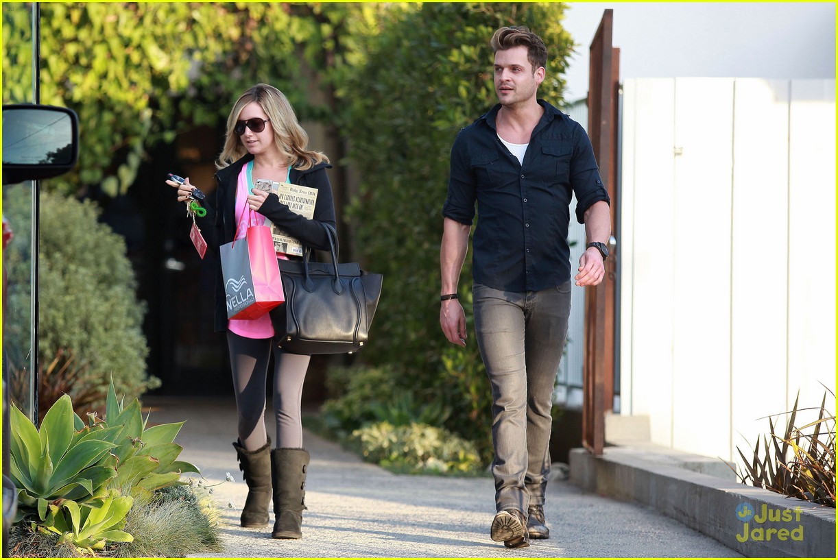 Ashley Tisdale: Salon Stop!